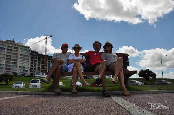 O joca, a Ixa, o Rodrigo e a Ana na orla de Pocitos, em Montevideo, no Uruguai